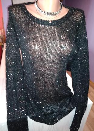 Стильний светр красиво виглядає під білу блузку.