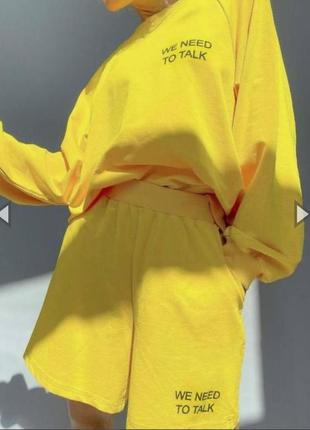 Яскравий літній оверсайз спортивний костюм спортивний кофта + шорти з написом we need to talk жовтий1 фото