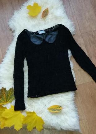 Блузка з гіпюру з коміром під шкіру