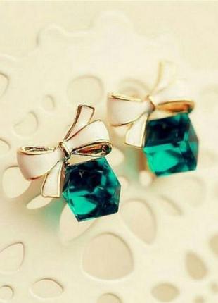 Серьги гаоздики изумрудные маленькие