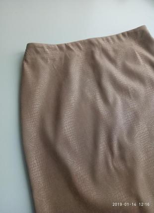Стильная однотонная юбка-карандаш из ткани модной фактуры под рептилии1 фото