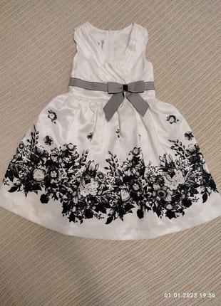 Неймовірна гарна сукня для маленької модниці