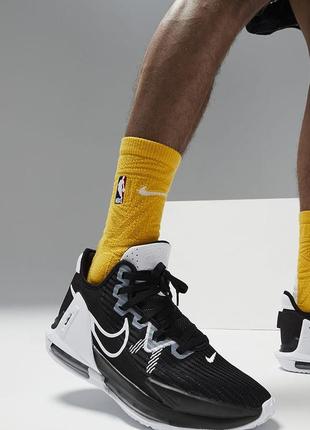 Оригінальні кросівки ддя баскетболу nike lebron witness 6 (team)
basketball shoes. є великі розміри.9 фото