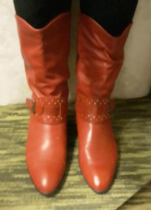 Сапоги красные, осенние, натуральная кожа, низкий каблук, украшенные ремешком с заклепками3 фото