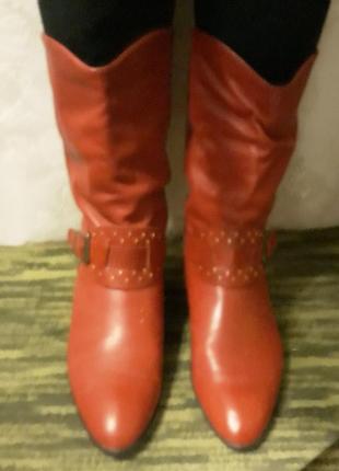 Сапоги красные, осенние, натуральная кожа, низкий каблук, украшенные ремешком с заклепками5 фото