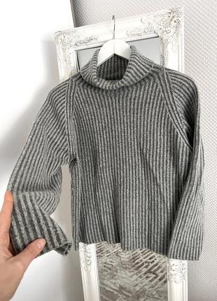 Італійський шерстяний светр в полоску . светр під шию. з горловиною светр вільного крою . в’язаний светр