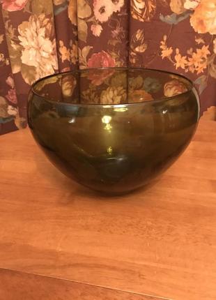 Большая широкая ваза из толстого тяжелого стекла оливкового цвета
