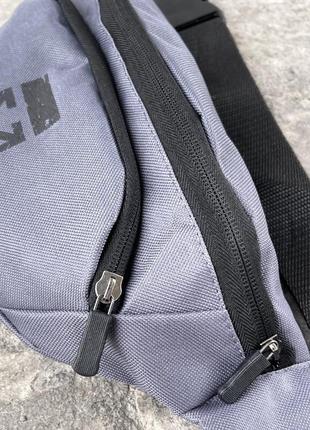Поясная сумка унисекс серого цвета с черным логотипом