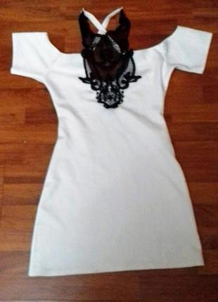 Шикарное белое коттоновое платье футляр с черным вышитым кружевом