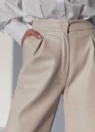 Утепленные классические кожаные широкие брюки серого цвета 42-483 фото