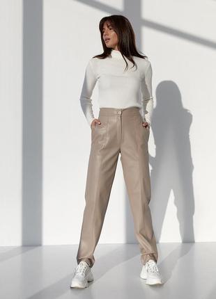 Бежевые кожаные женские брюки утепленные, прямые, на молнии 42-482 фото