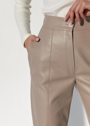 Бежевые кожаные женские брюки утепленные, прямые, на молнии 42-486 фото