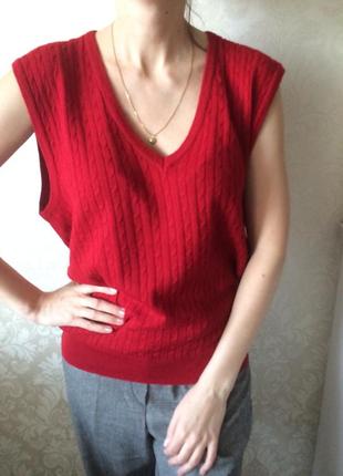 Красный шерстяной жилет