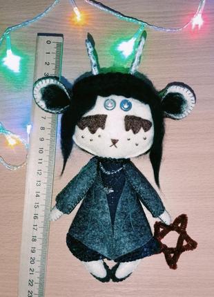 Лялька козлик-демон. іграшка із фетру