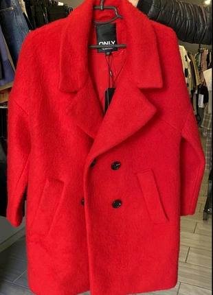 Пальто красного цвета only,1 фото