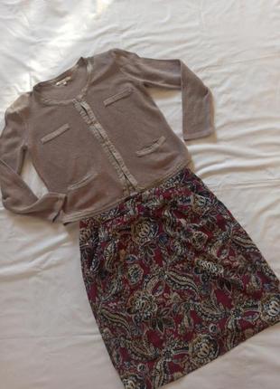 Повседневный аутфит пиджак бежевого цвета вязаный хлопковый и юбка с флористическим принтом1 фото