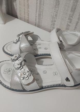 На дівчинку