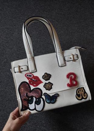 Оригинальная стильная сумка с нашивками.