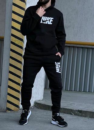 Чоловічий спортивний костюм