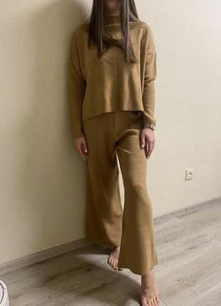 Горчичный oversize-костюм c широкими брюками