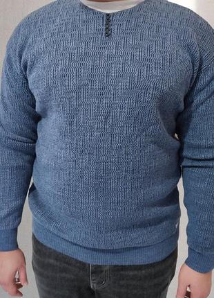 Современный и стильный мужской свитер