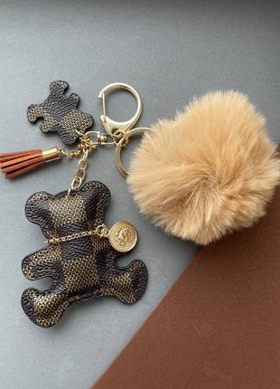 Брелок мишка на ключи, подвеска на сумку, рюкзак с меховым помпоном в стиле lv, коричневый1 фото