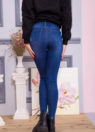 Приталенные женские джинсы синего цвета3 фото