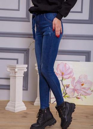Приталенные женские джинсы синего цвета4 фото