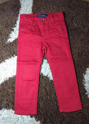Гарні червоні джинси