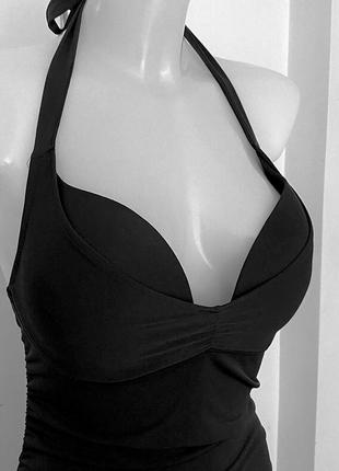 Черное эротичное платье с драпировкой3 фото