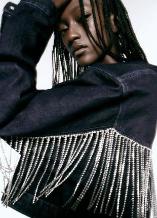 Куртка zara с бахрамой из камней