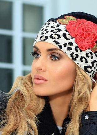 Стильна жіноча в'язана шапка з оксамитовим квіткою joanna kamea.