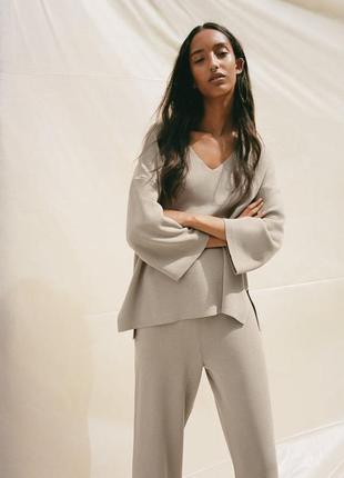 Трикотажный свитер с v-образным вырезом фирмы zara