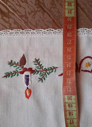 Серветка вишита гладдю новорічна вінтаж оздоблення мереживом.