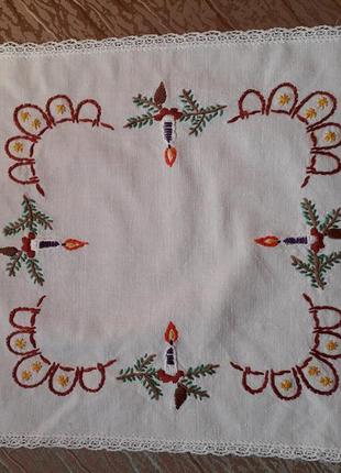 Серветка вишита гладдю новорічна вінтаж оздоблення мереживом.