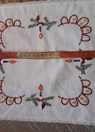 Серветка вишита гладдю новорічна вінтаж оздоблення мереживом.