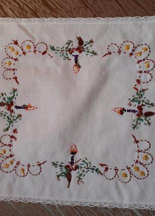 Серветка вишита гладдю новорічна вінтаж оздоблення мереживом.