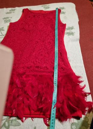 Платье  красивое  красное  с перьями6 фото