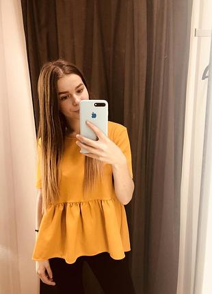 Футболка з воланами внизу