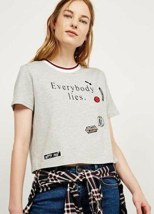 Футболка bershka "everybody lies." з нашивками