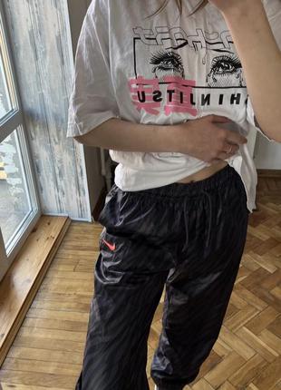 Брюки nike принтованные (футболка и кроссы в профиле)2 фото