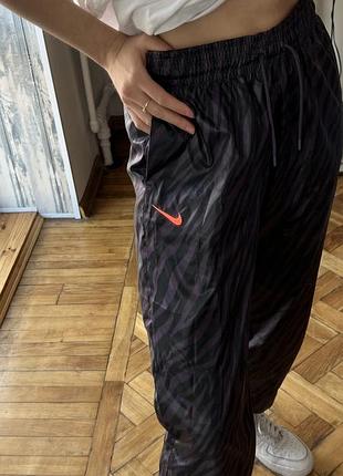 Брюки nike принтованные (футболка и кроссы в профиле)4 фото