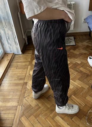 Брюки nike принтованные (футболка и кроссы в профиле)3 фото