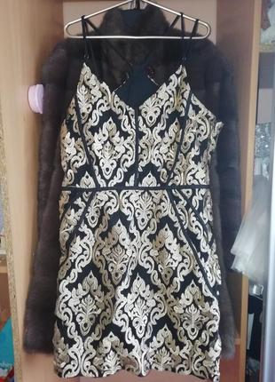 Вечернее платье футляр с золотой вышивкой