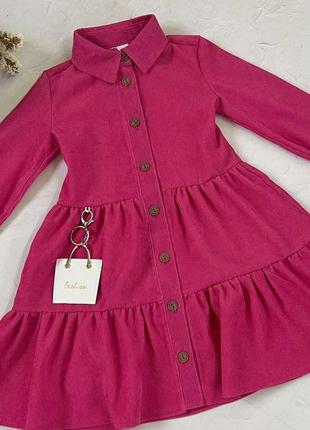 Яскраве плаття на гудзиках насичено малинового кольору