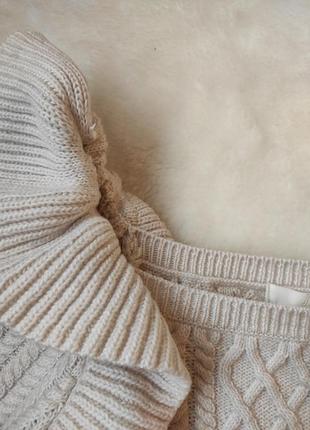 Белый бежевый вязаный свитер кофта вязаная с воланами рюшами на плечах широкими рукавами кроп h&m8 фото