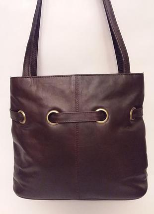 Гарна цікава шкіряна сумочка шоколадного кольору