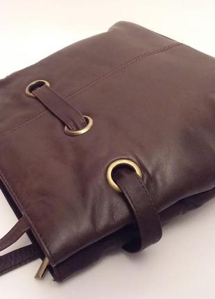Красивая интересная кожаная сумочка шоколадного цвета2 фото