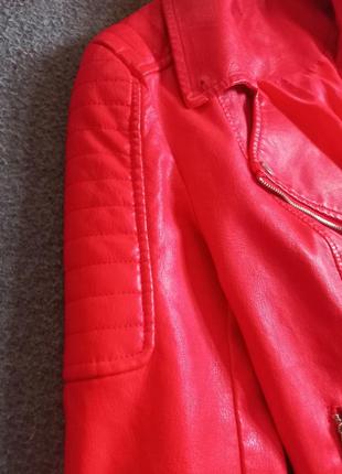 Яскрава червона куртка косуха2 фото