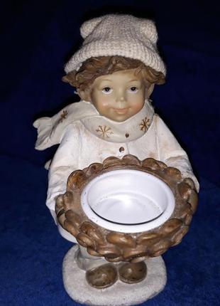 Статуетка хлопчик із шишкою свічник дитина елемент декора зимовий зима білий1 фото